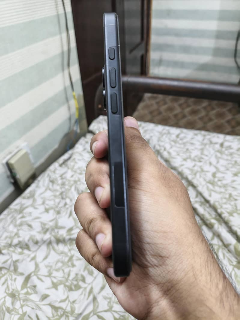 Apple iPhone 16 4