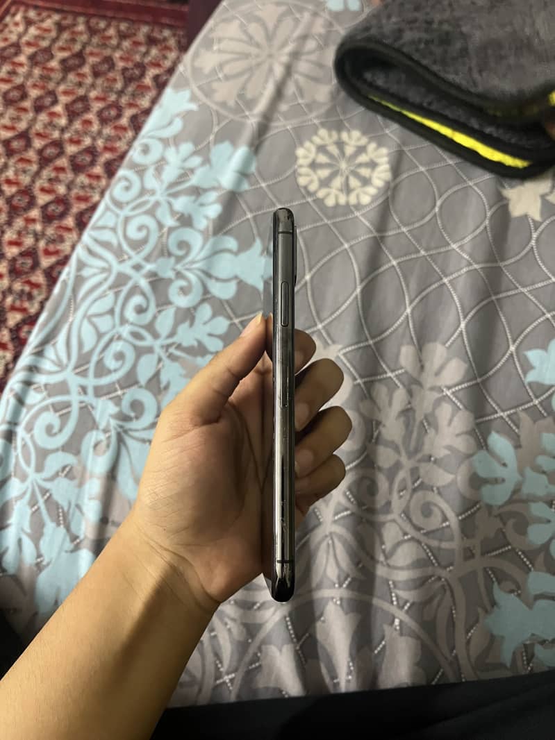 Apple iPhone X 4