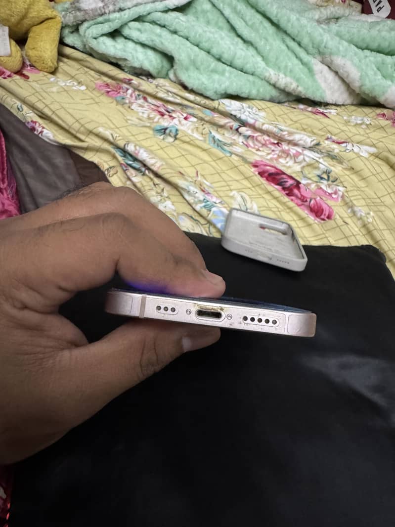 Apple iPhone 13 4