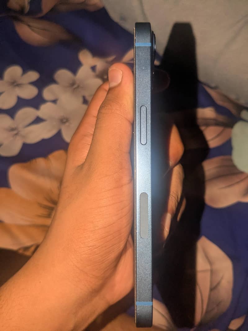 Apple iPhone 13 4