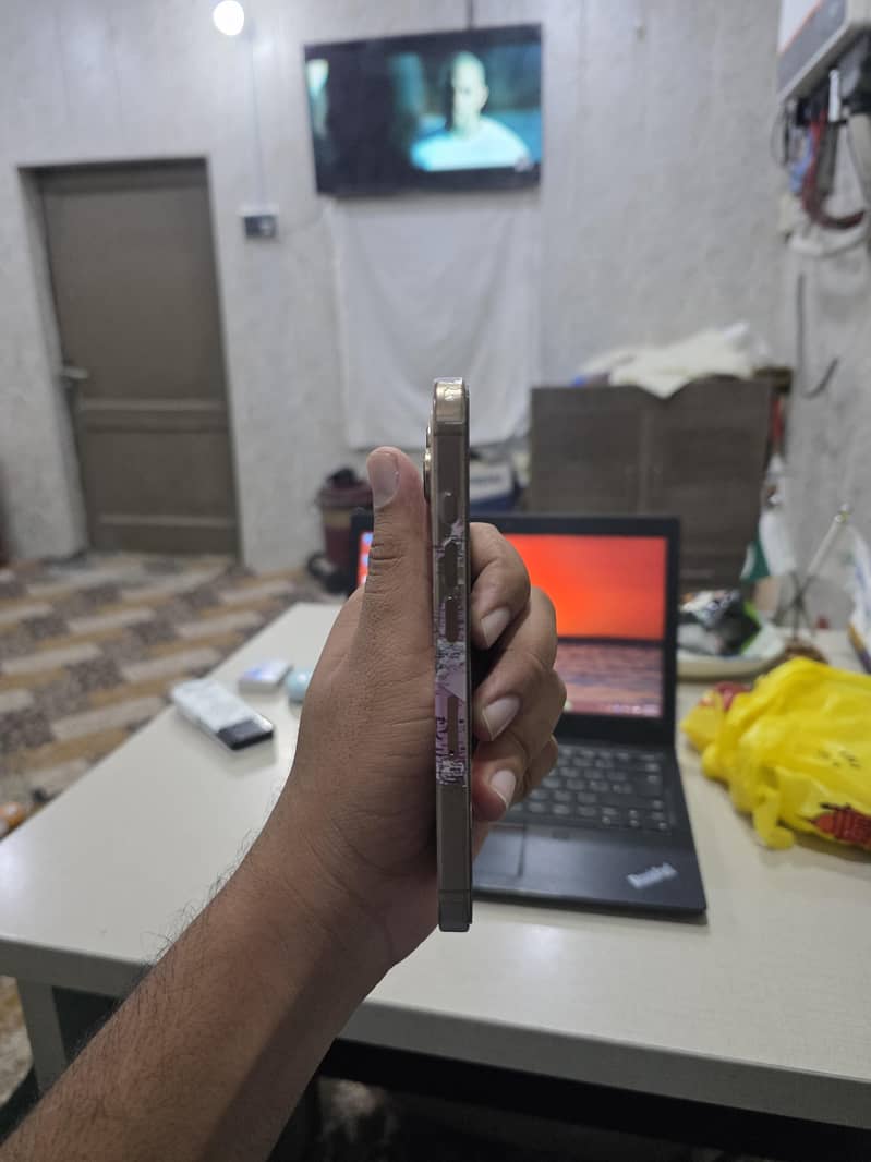 Apple iPhone 16 Pro 3