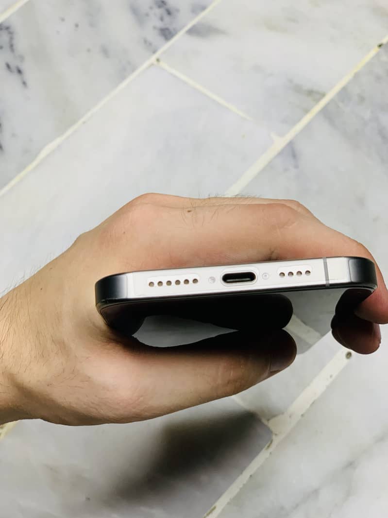 Apple iPhone 15 Pro Max 2