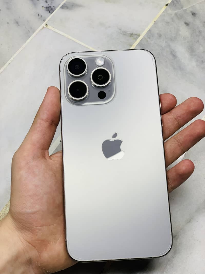 Apple iPhone 15 Pro Max 4