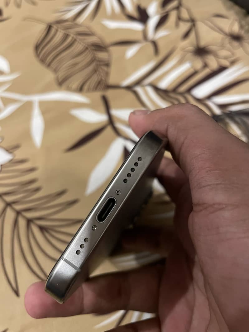 Apple iPhone 16 Pro 2