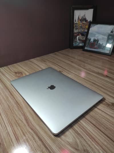 MacBook Pro 15" 2018 Core i9 | 32GB RAM | 256GB SSD | Radeon 4GB