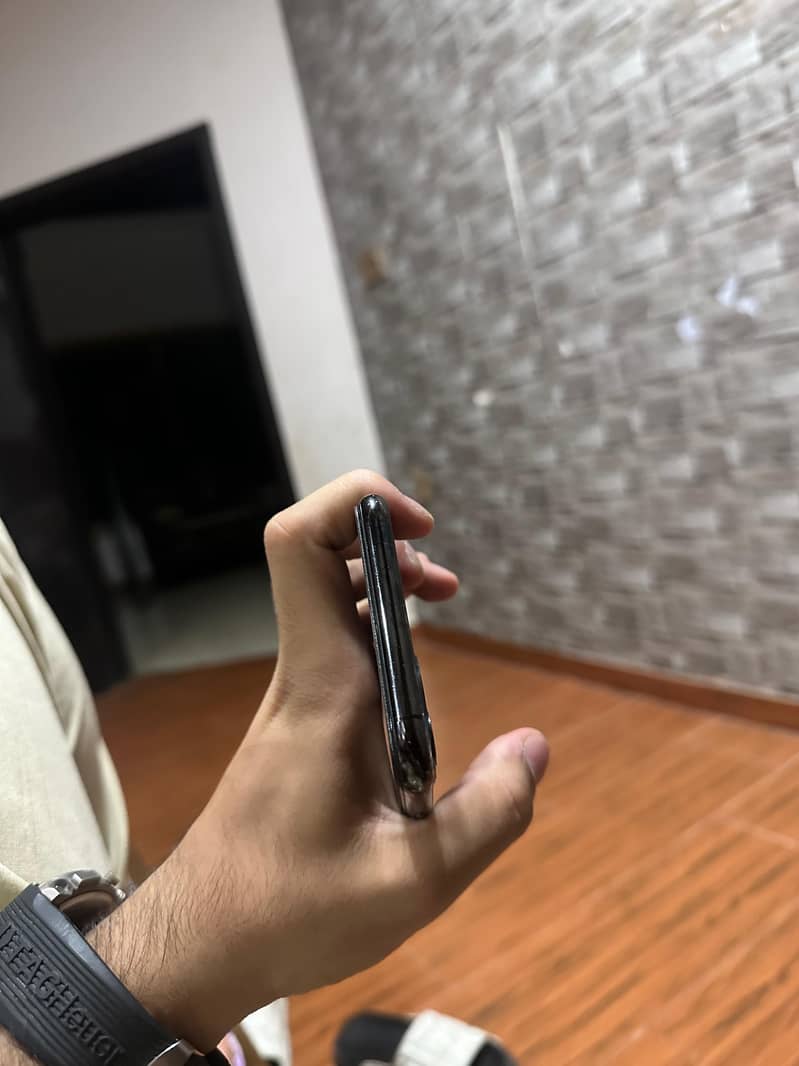 Apple iPhone 11 Pro Max 2