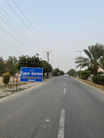 8 Marla Prime Location Plot For Sale