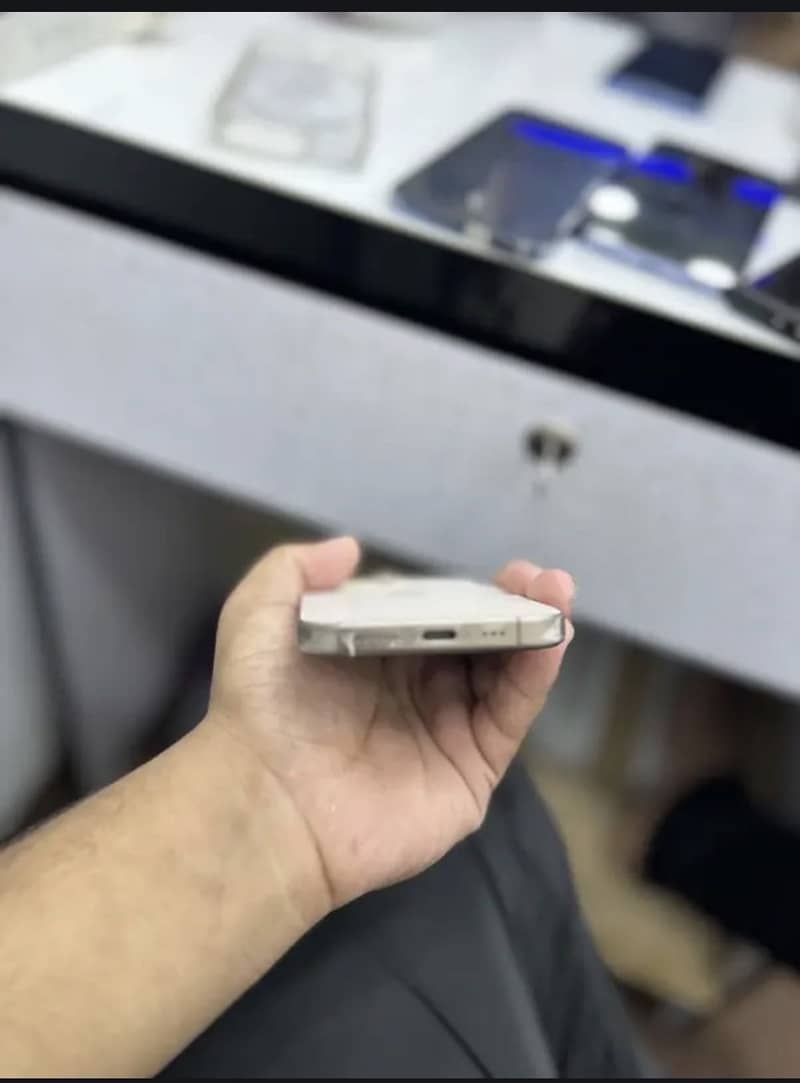 Apple iPhone 16 Pro 3