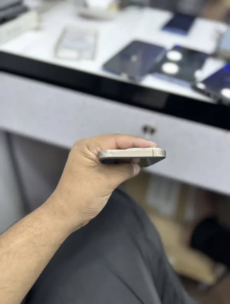 Apple iPhone 16 Pro 4