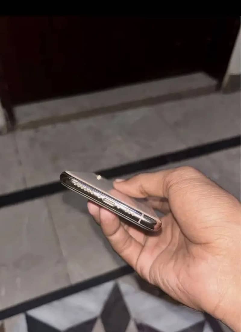 Apple iPhone XS 1