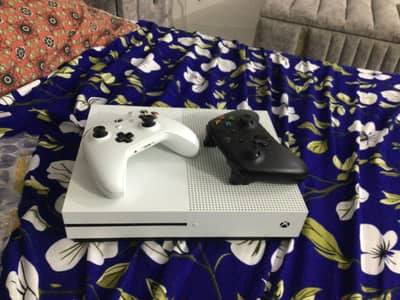 Xbox 1 s 500 gb likenew 10/10 with 2 original controllers 03321666323