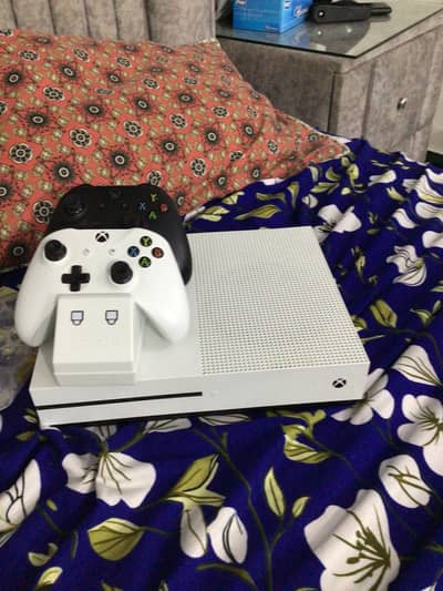 Xbox one s/1s. 500 gb 2 controllers recharging batteries and stand