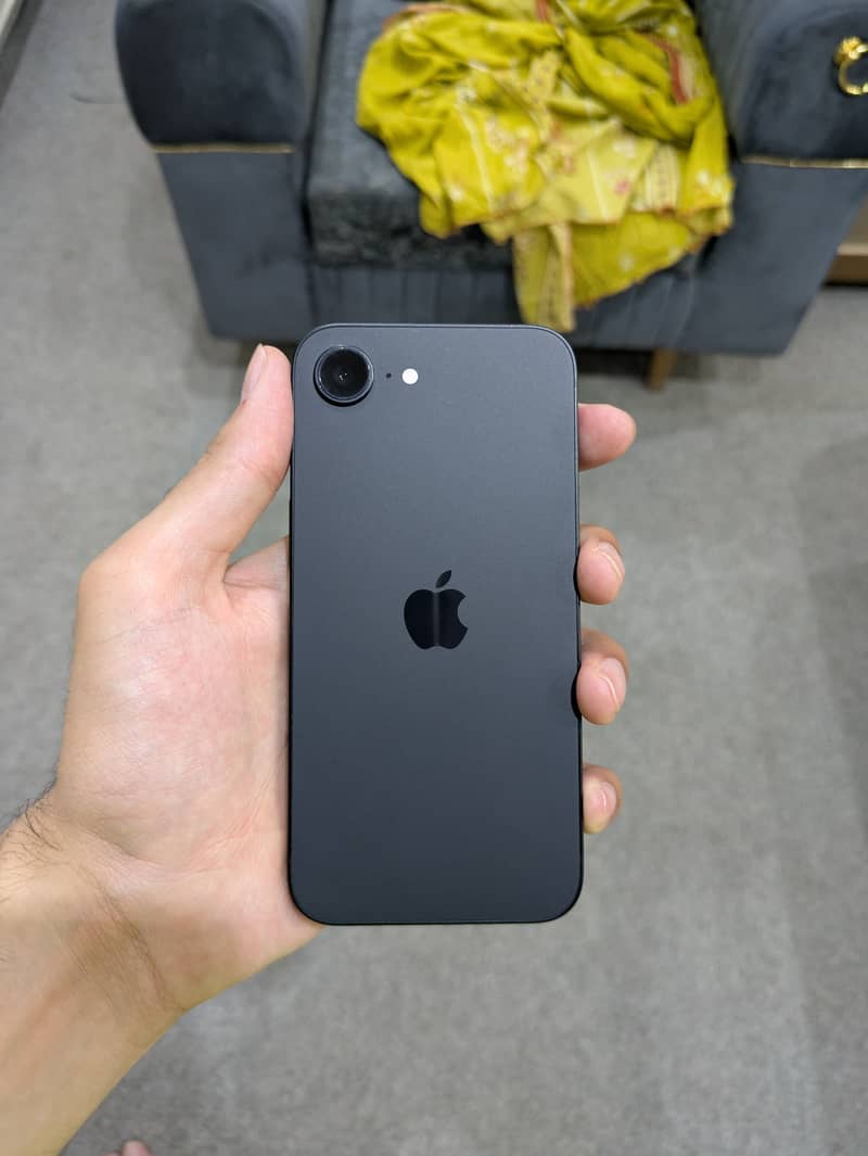 Apple iPhone 16e 1