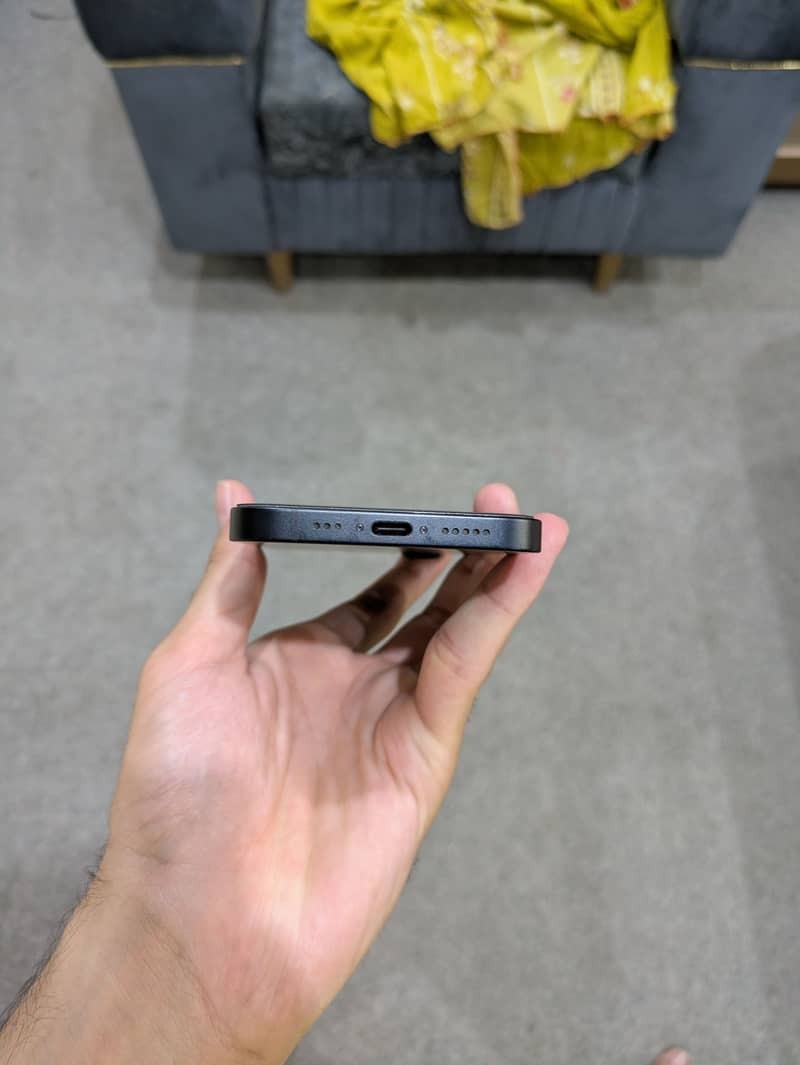 Apple iPhone 16e 2