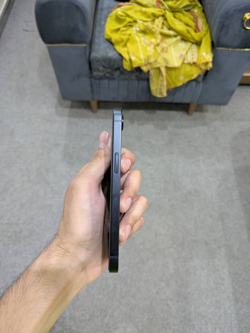 Apple iPhone 16e 3