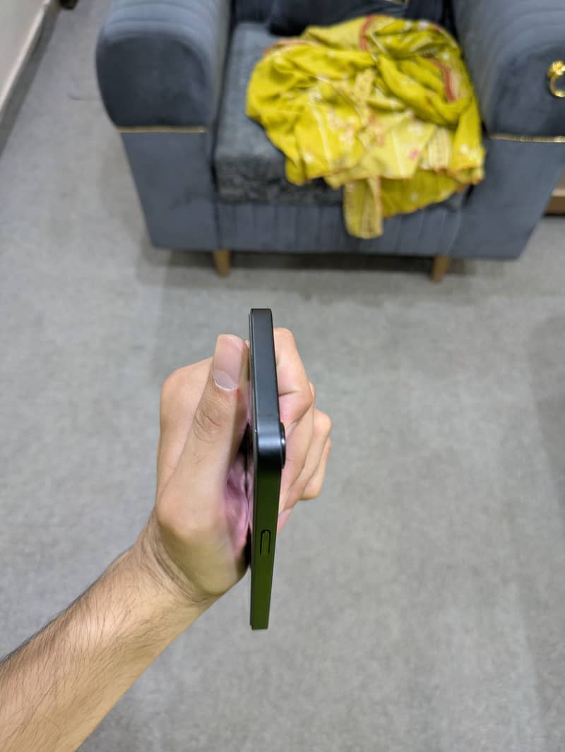 Apple iPhone 16e 4