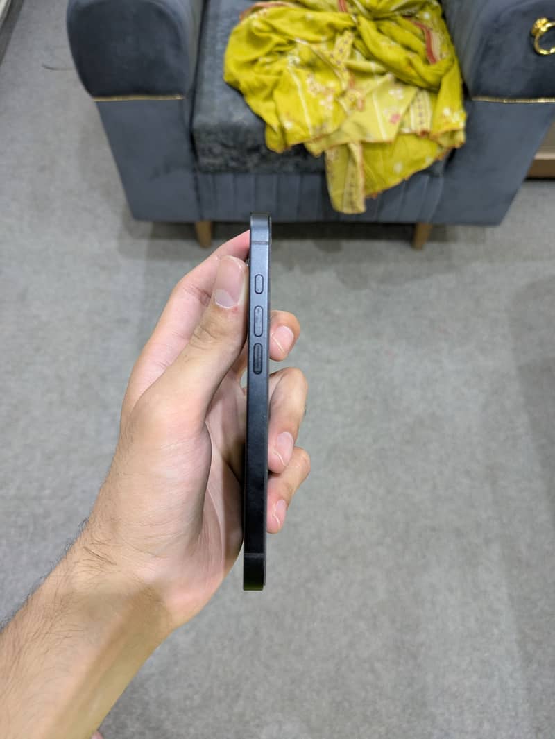 Apple iPhone 16e 5