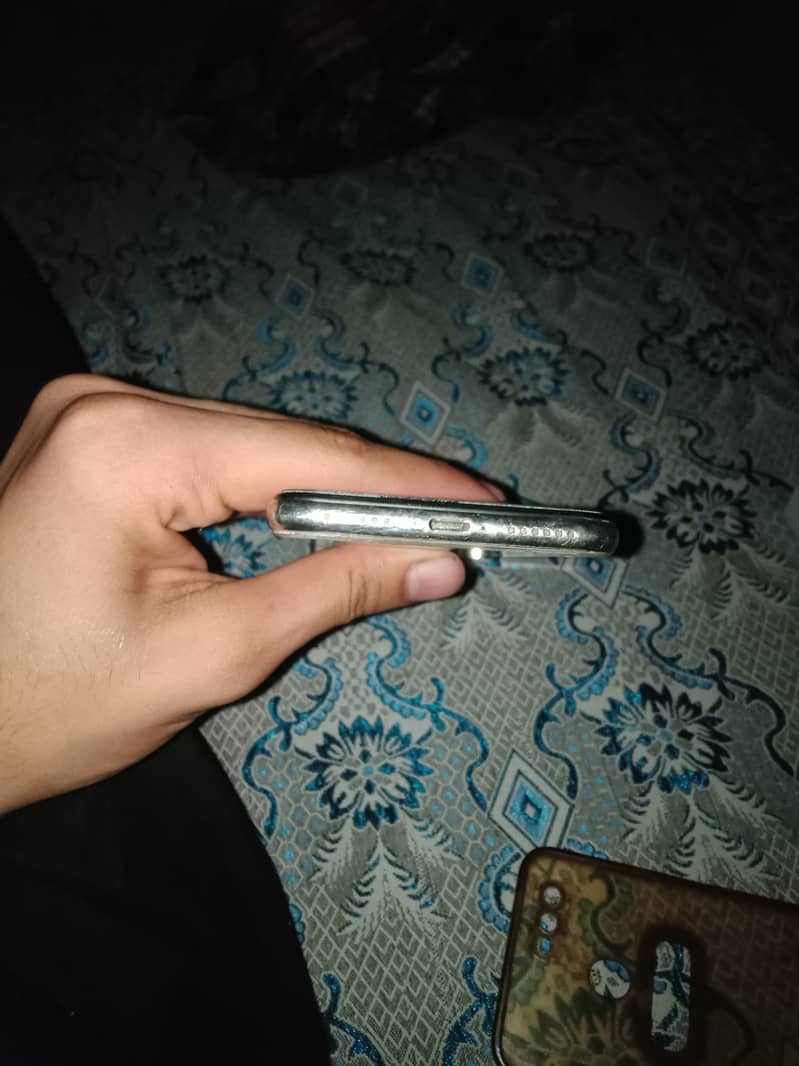 Apple iPhone X 4