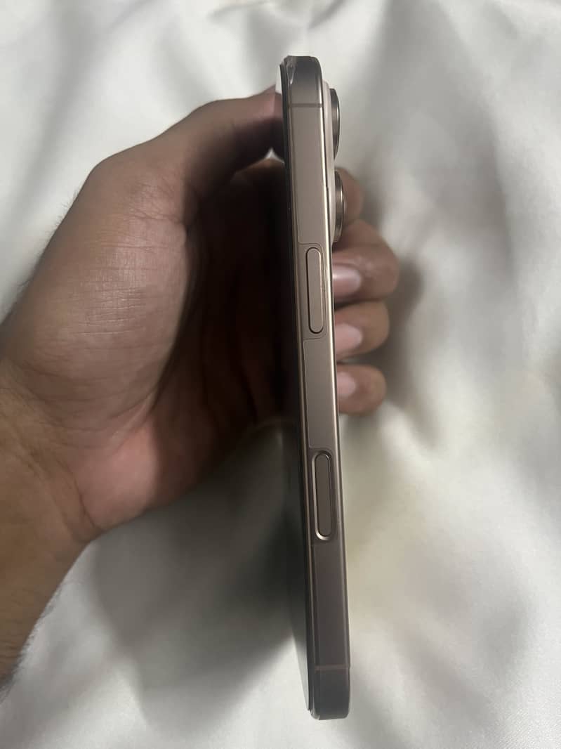Apple iPhone 16 Pro 4