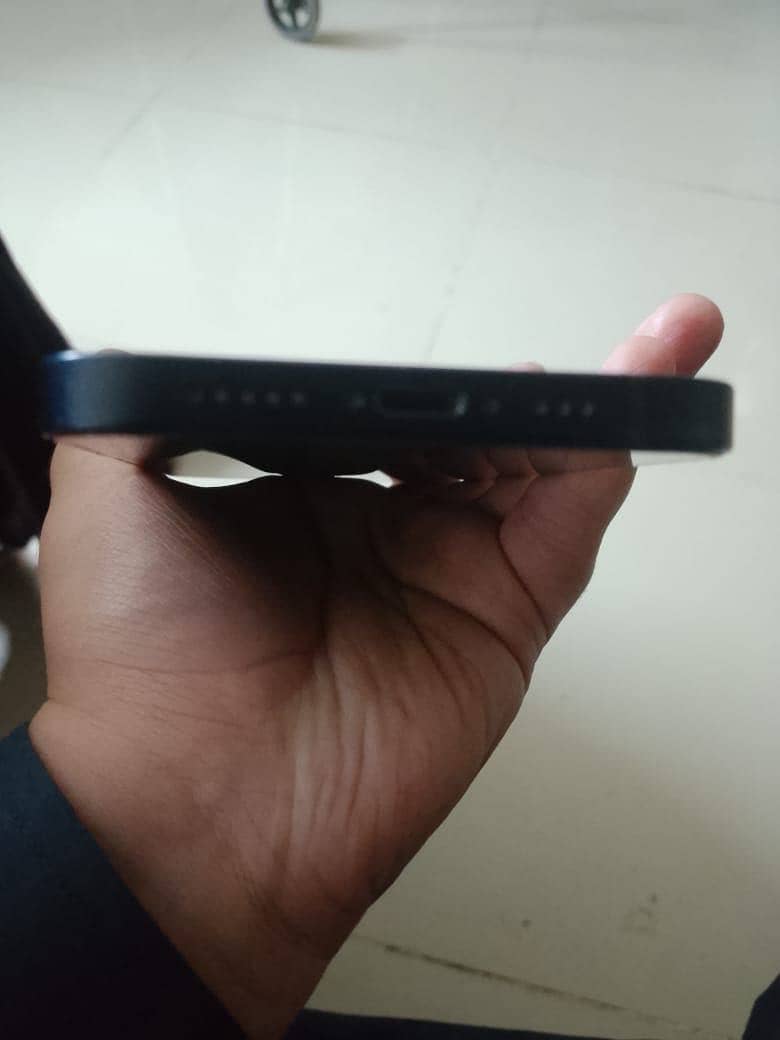 Apple iPhone 12 4