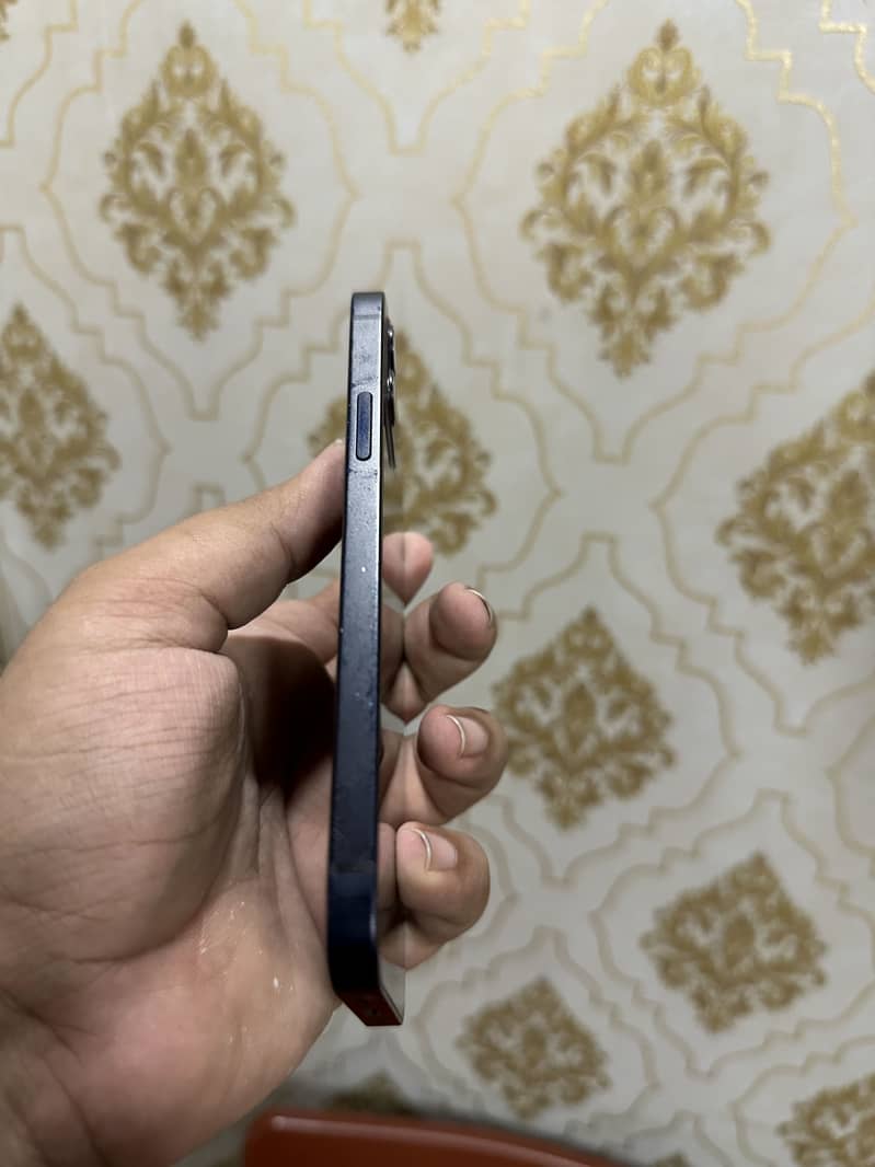 Apple iPhone 12 4