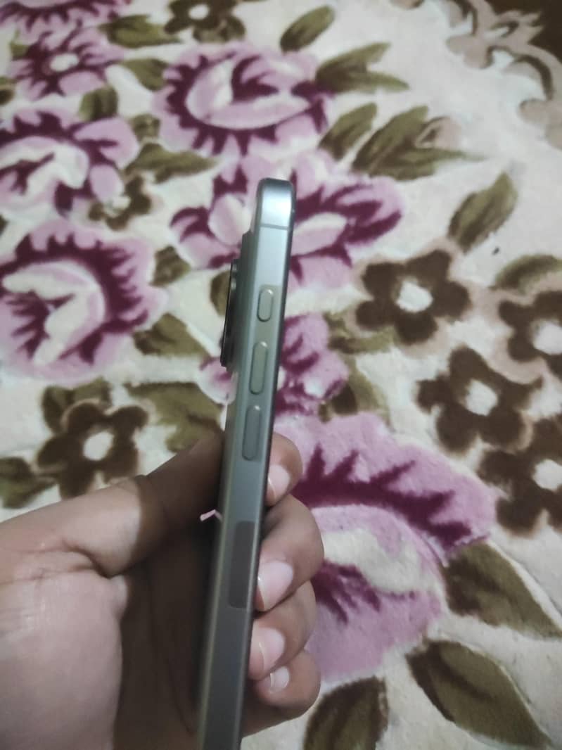Apple iPhone 16 Pro 1