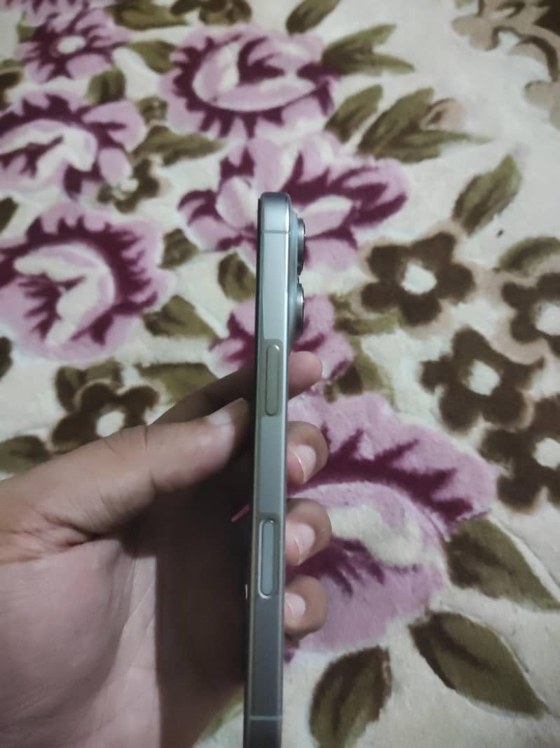 Apple iPhone 16 Pro 2