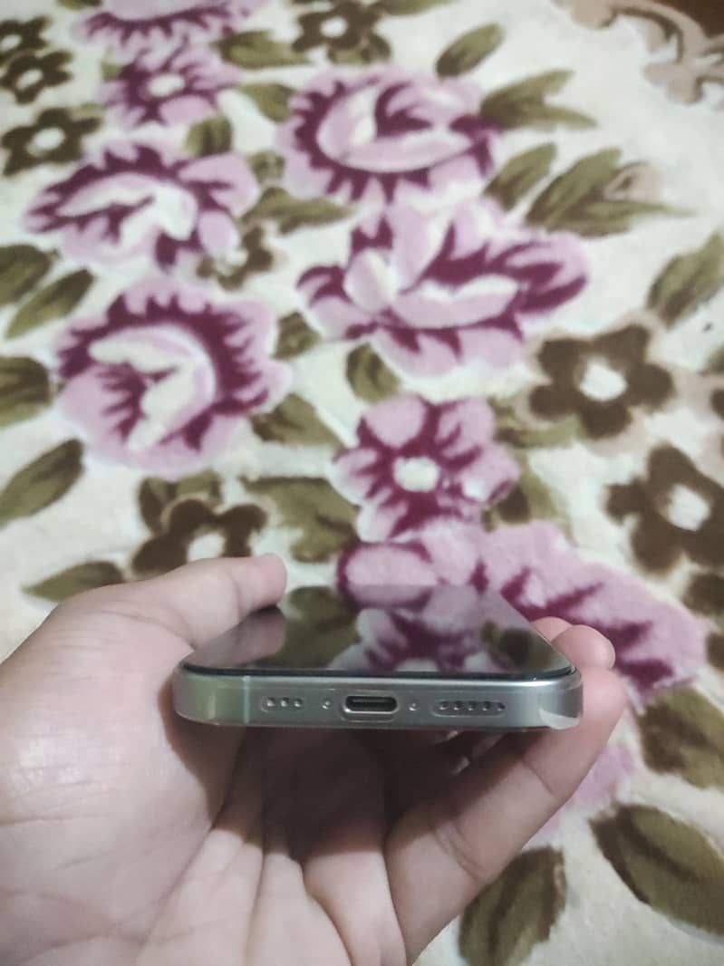 Apple iPhone 16 Pro 3