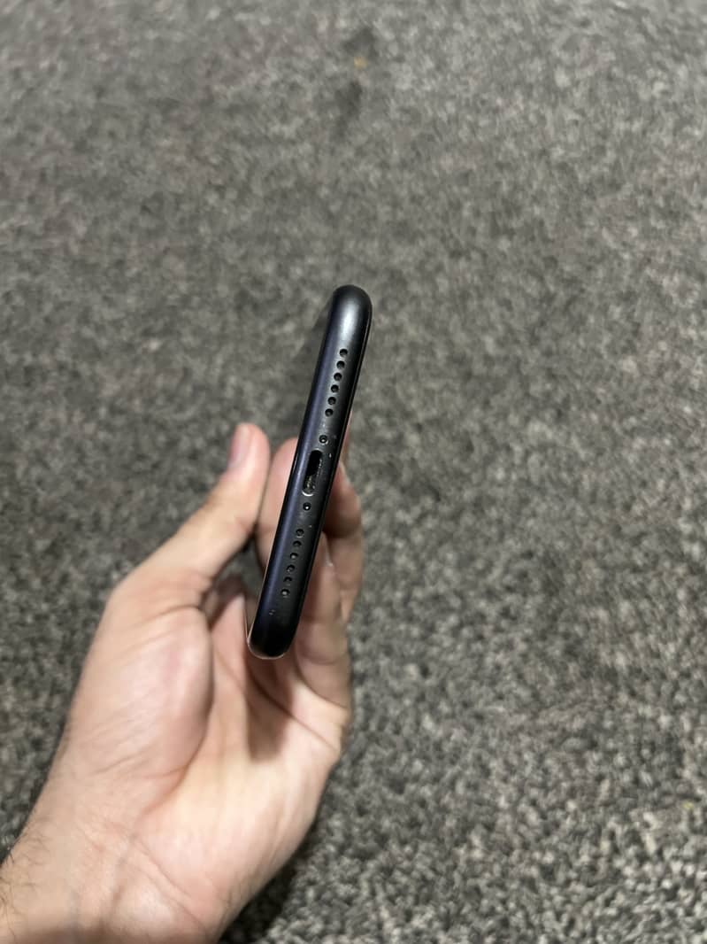 iPhone 11 4