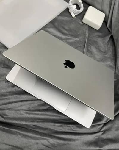 apple Mac book pro m4 max 96gb 2tb series log rabta kro