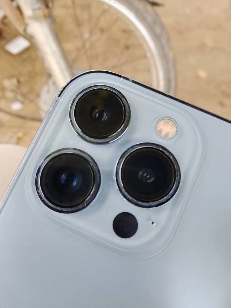 Apple iPhone 13 Pro Max 1
