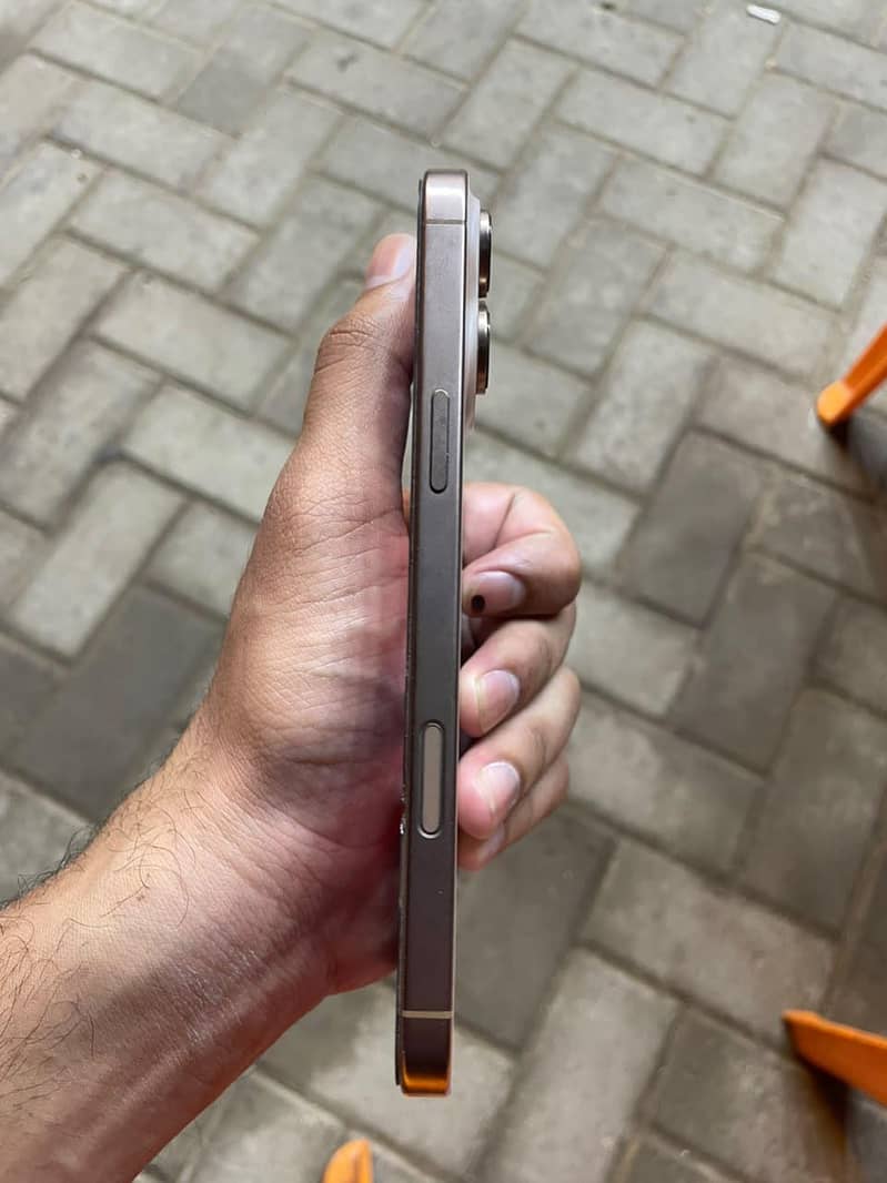 Apple iPhone 16 Pro Max 1