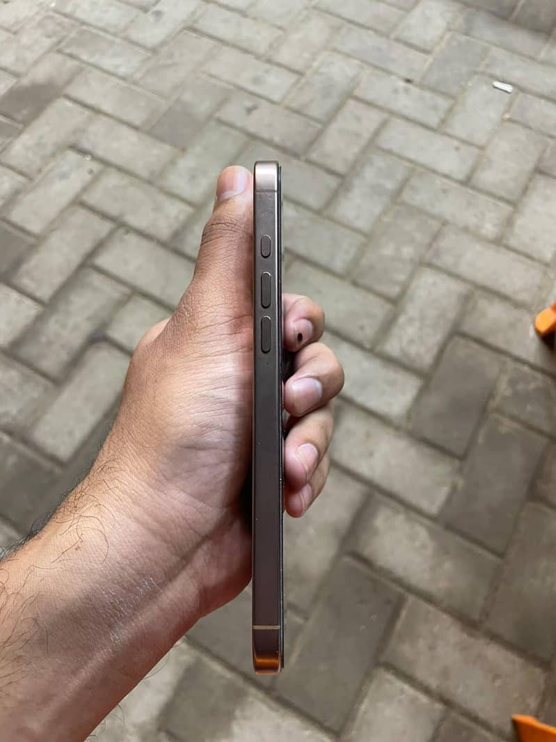 Apple iPhone 16 Pro Max 2