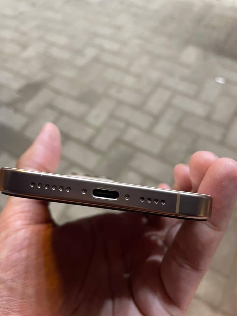 Apple iPhone 16 Pro Max 3