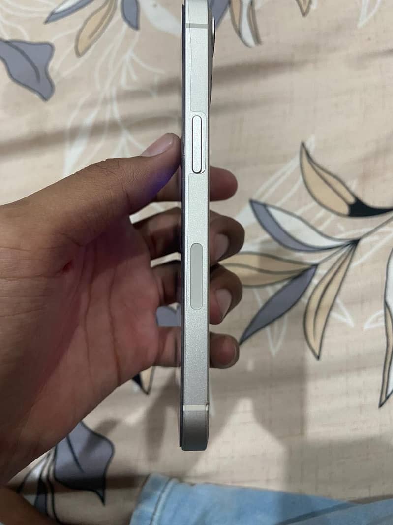 Apple iPhone 13 2