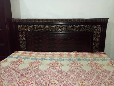king size bed without matterres in good condition