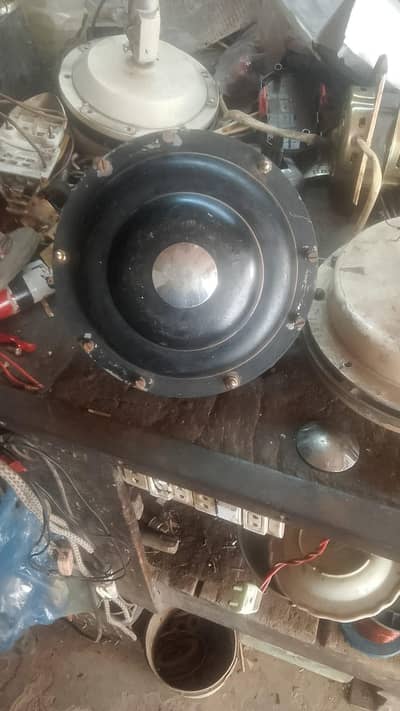 celling fan in rough condition but accurate speed