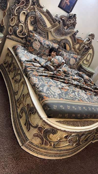Royal Bedroom Set with Bed & Dressing Table for Sale 