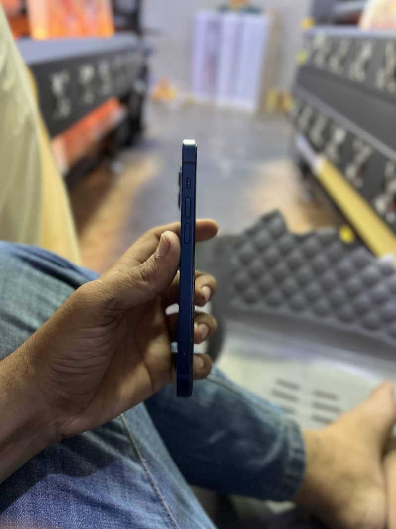 Apple iPhone 12 3