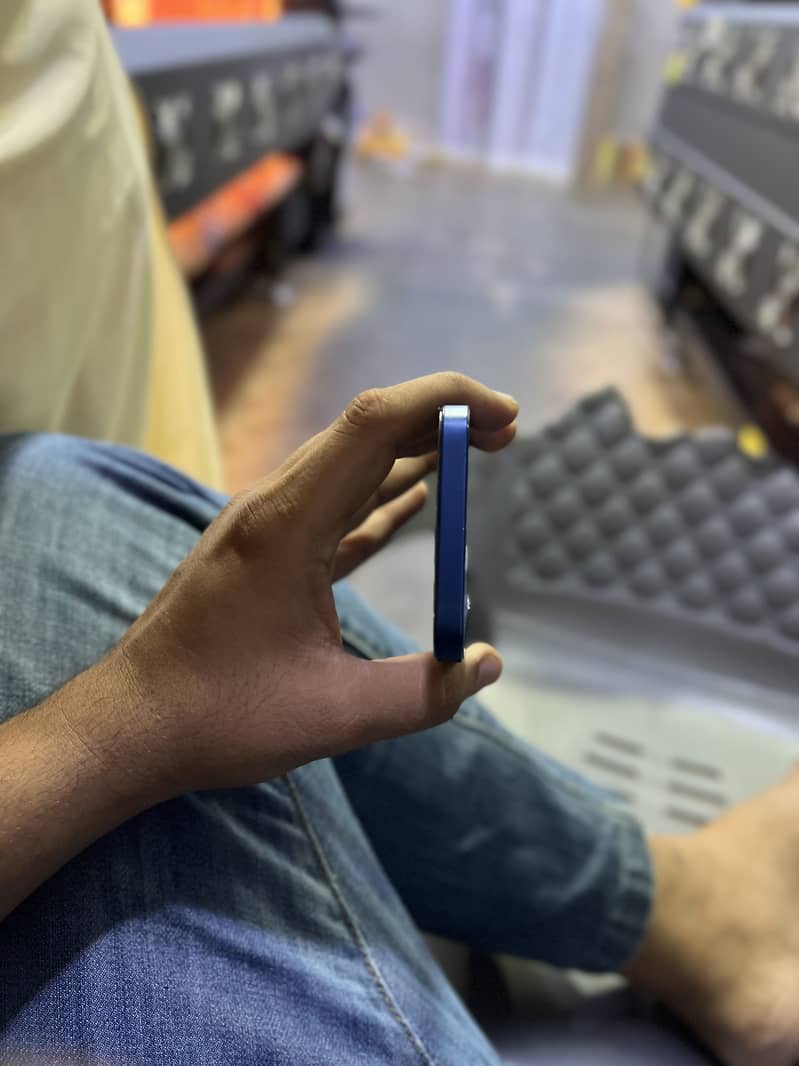 Apple iPhone 12 4