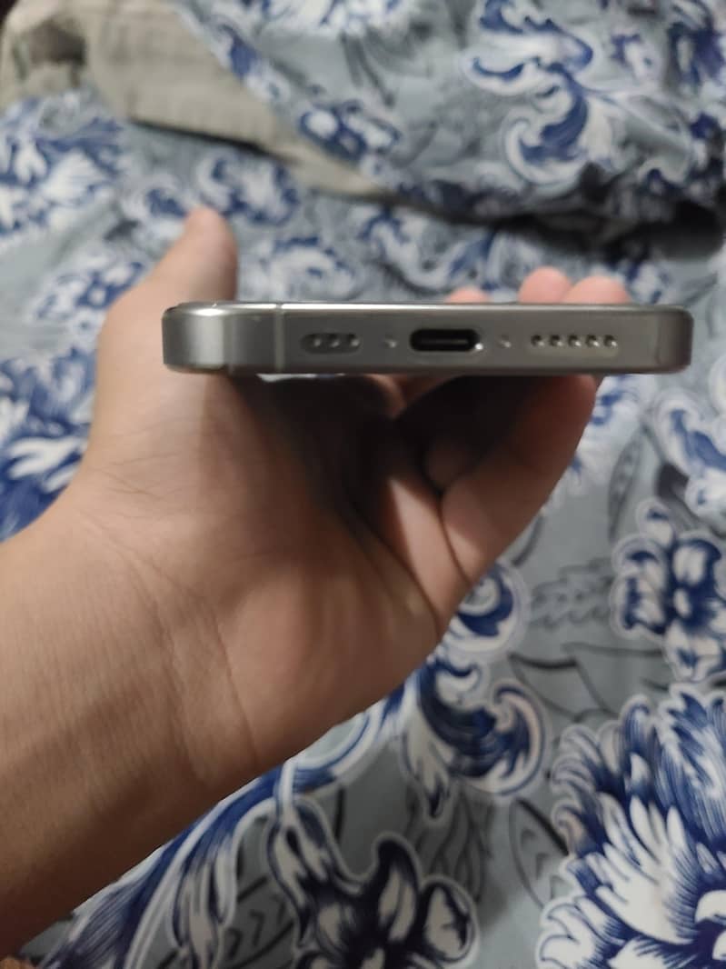 IPHONE 15 PRO JV 3