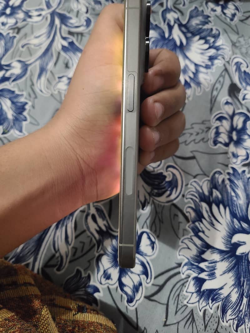 IPHONE 15 PRO JV 4