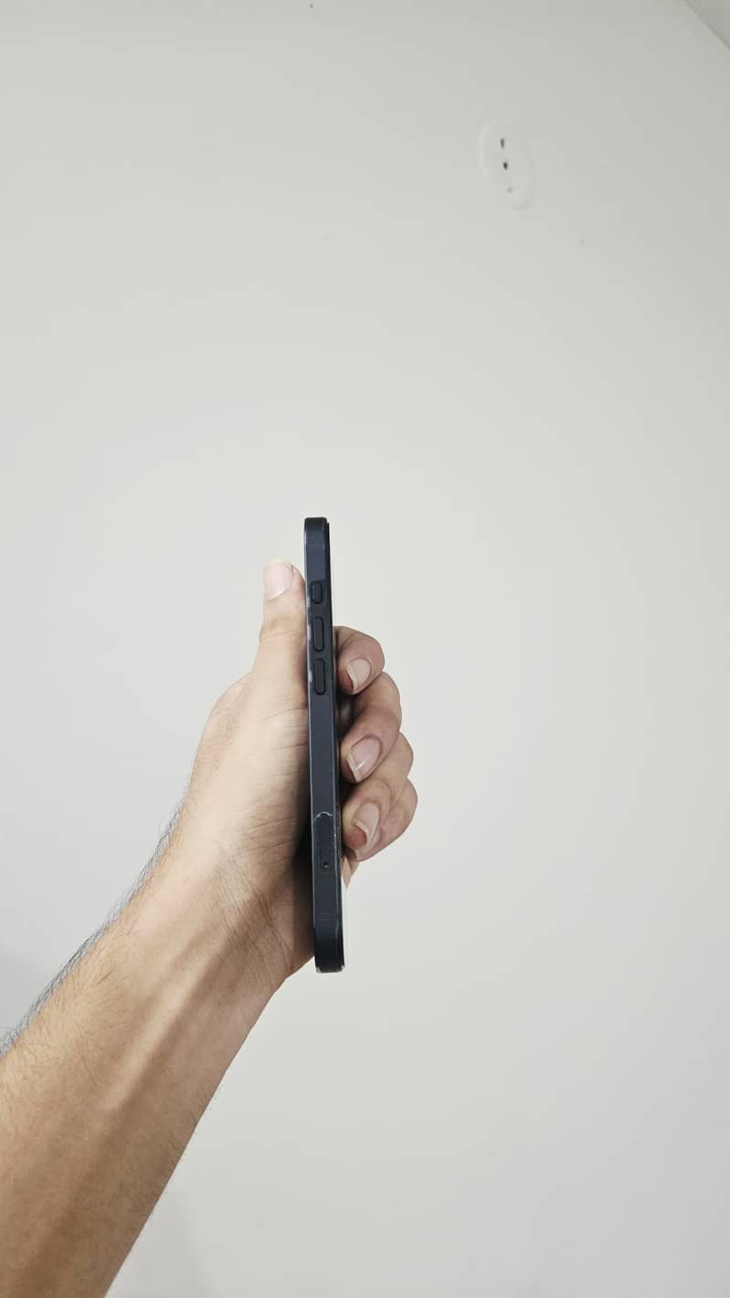 Apple iPhone 16e 1