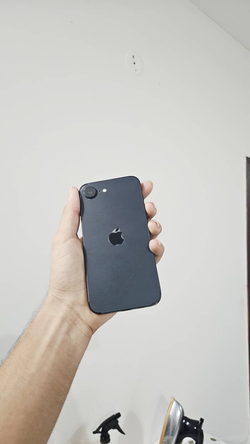 Apple iPhone 16e 2