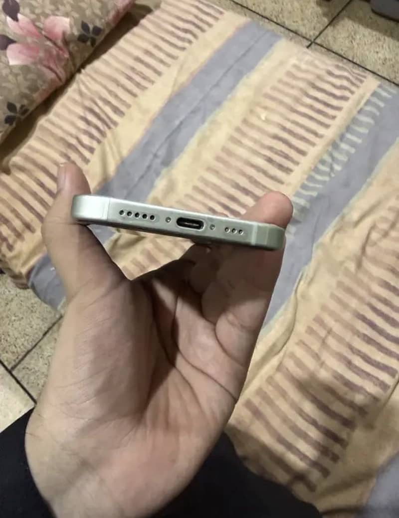 Apple iPhone 15 4