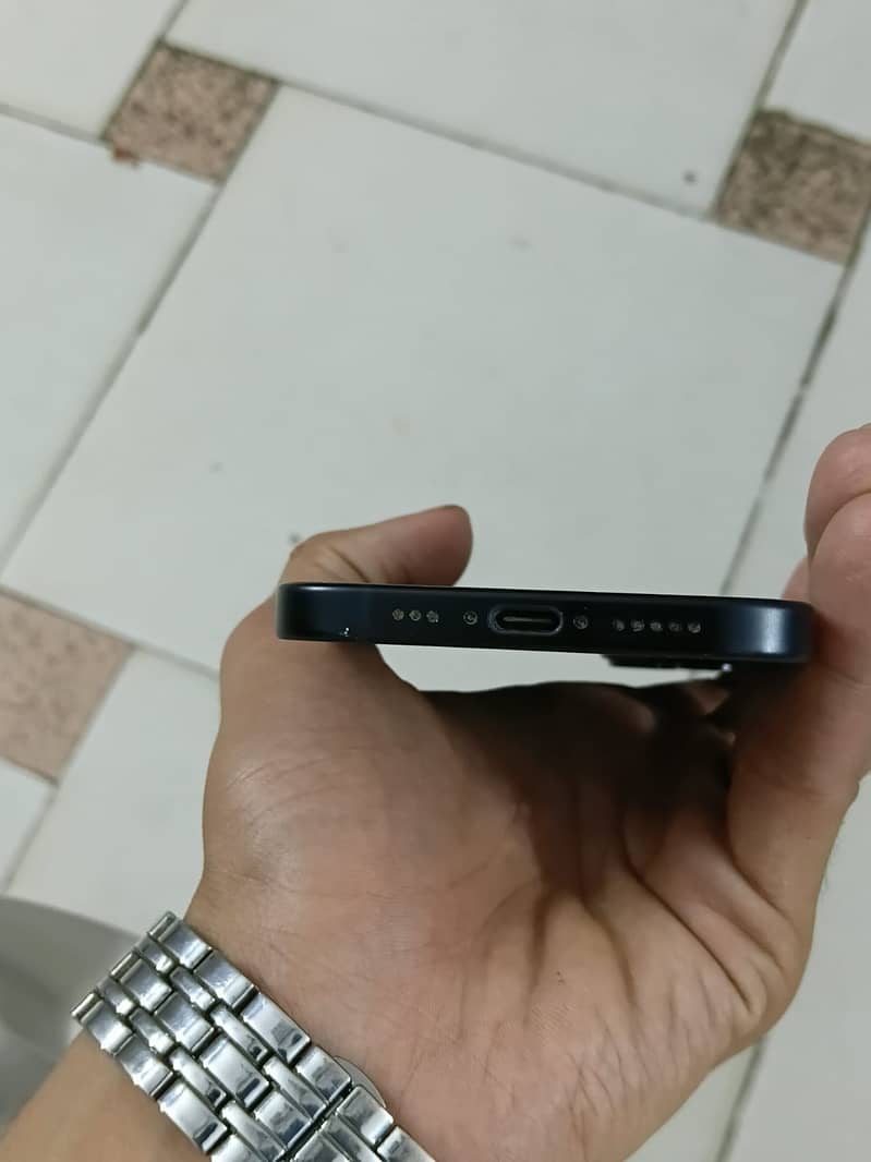 iPhone 15 (With Box) 8