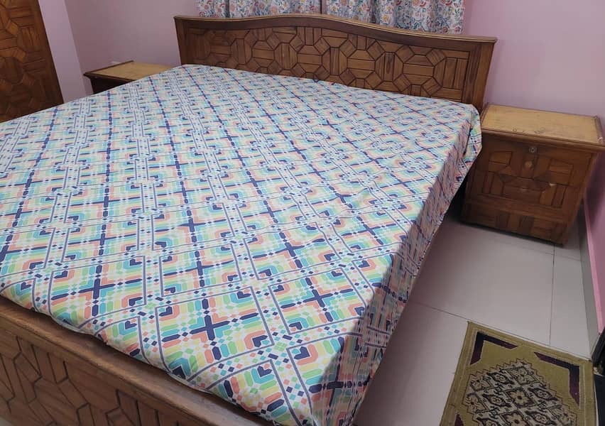 BED AND SIDE TABLE 0