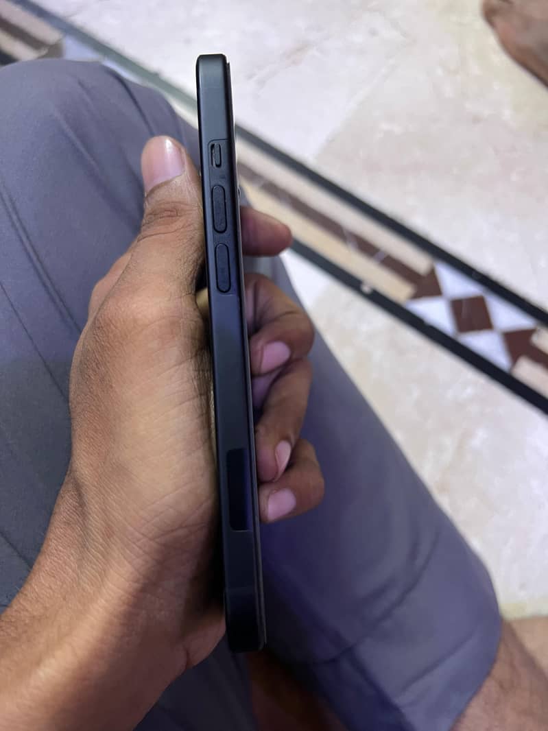 iPhone 15 4