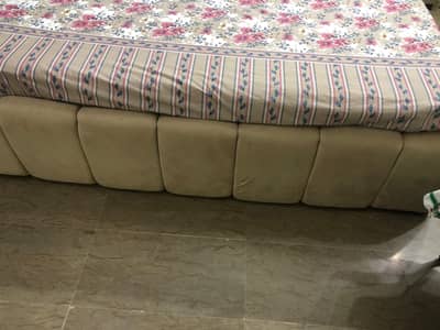 Almost new hai dressing table or mattress ni hai sth