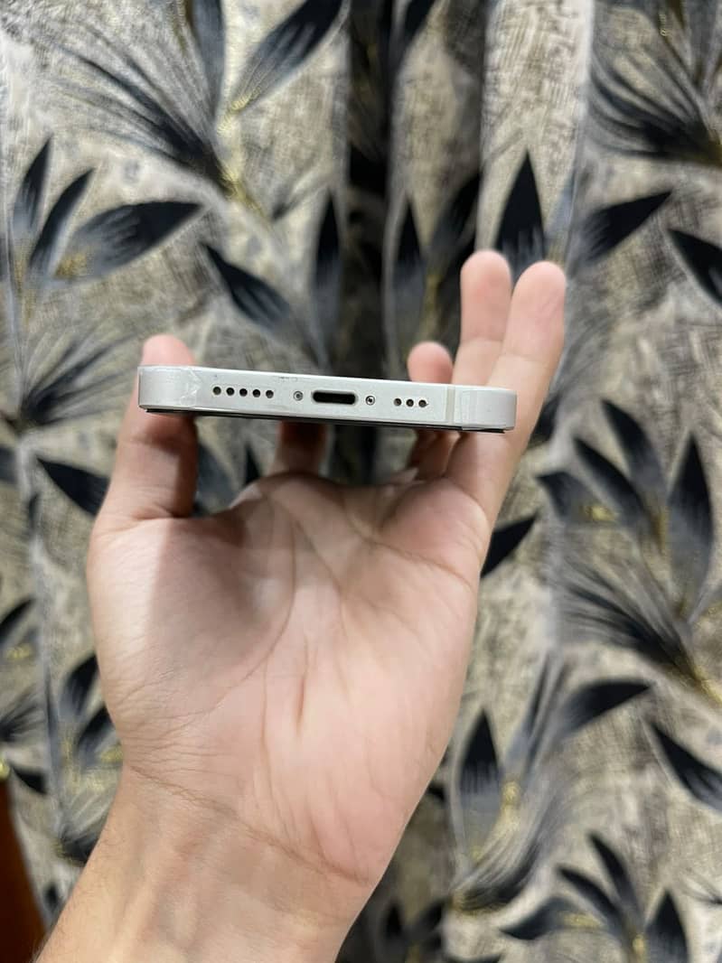 Apple iPhone 12 4